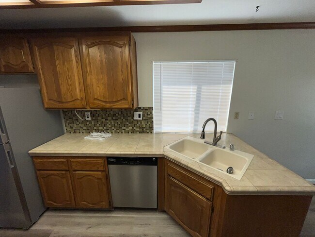 Foto del edificio - 3 Bed | 2 bath | 1620 SF | 2 Car Garage | Single Story | Tenant pays $175 for WS&G | Includes Gar...