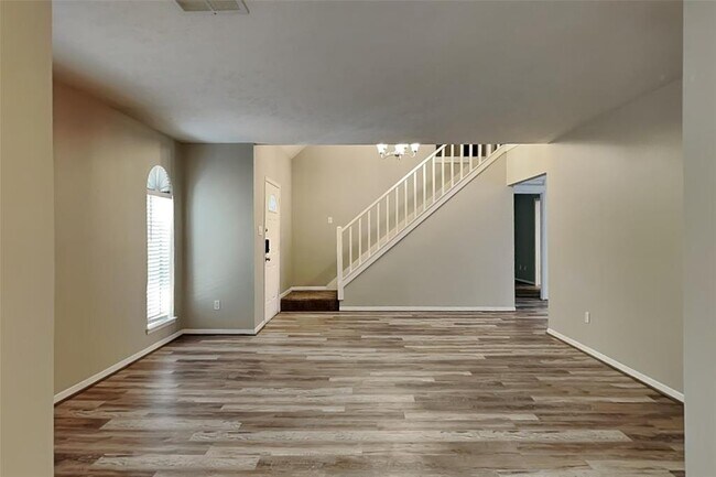 Building Photo - 2211 Silver Falls Dr