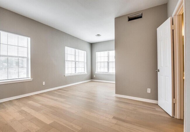 Building Photo - 8750 Park Ln