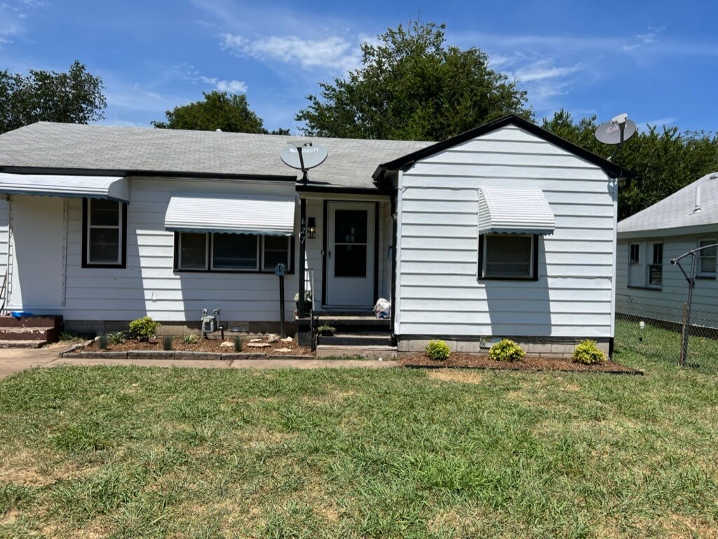 Primary Photo - 627 E Young Pl