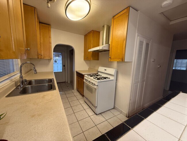 Foto del edificio - 3 bedroom Home for Rent -Located off Hyder and 14th