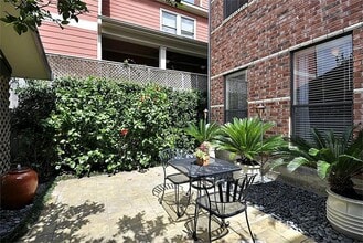 Building Photo - 543 W 16th St