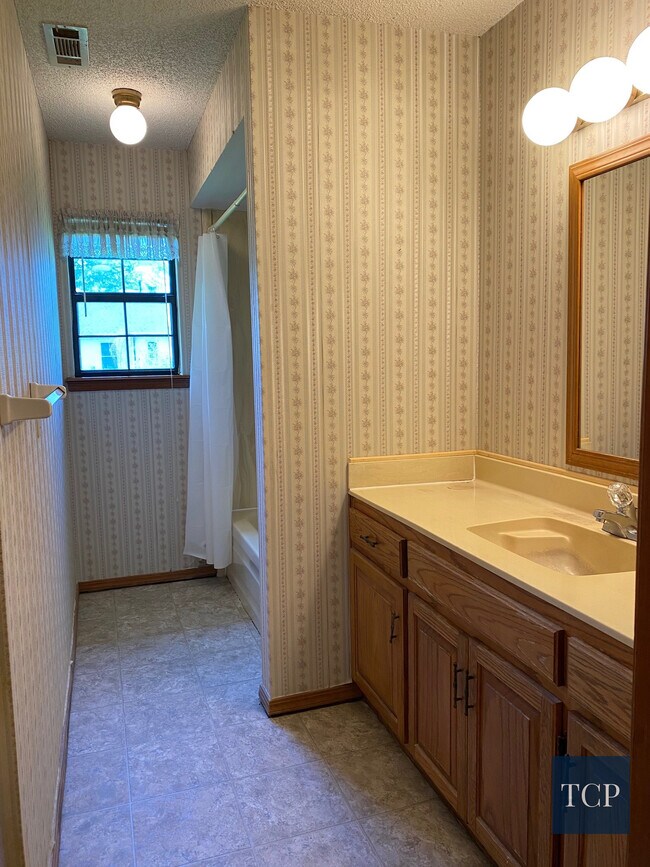 Building Photo - 345 E Pharris Dr