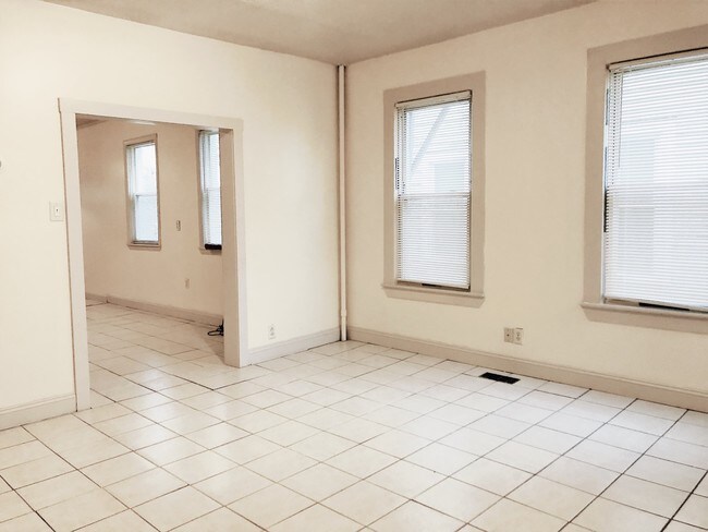 Building Photo - 3 Bedrooms ~ 1st Floor Apartment!!!