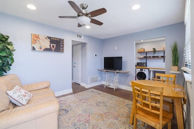 Foto del edificio - 2401 Manor Rd