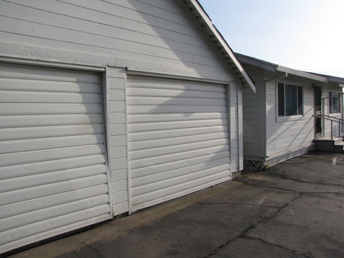 Building Photo - 15573 E Milton Rd