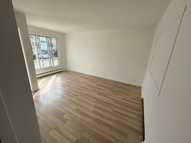 Building Photo - 5517 Rue Paul-Pau