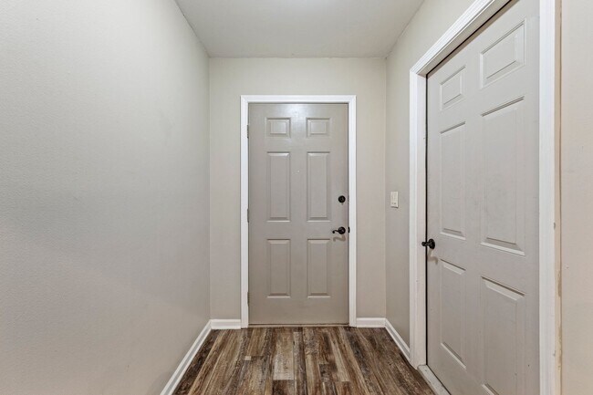 Building Photo - Updated in home in convenient location!!