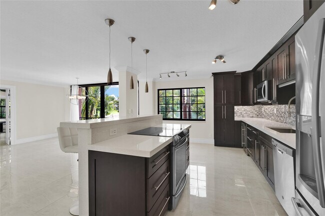 Foto del edificio - 250 E Royal Palm Rd