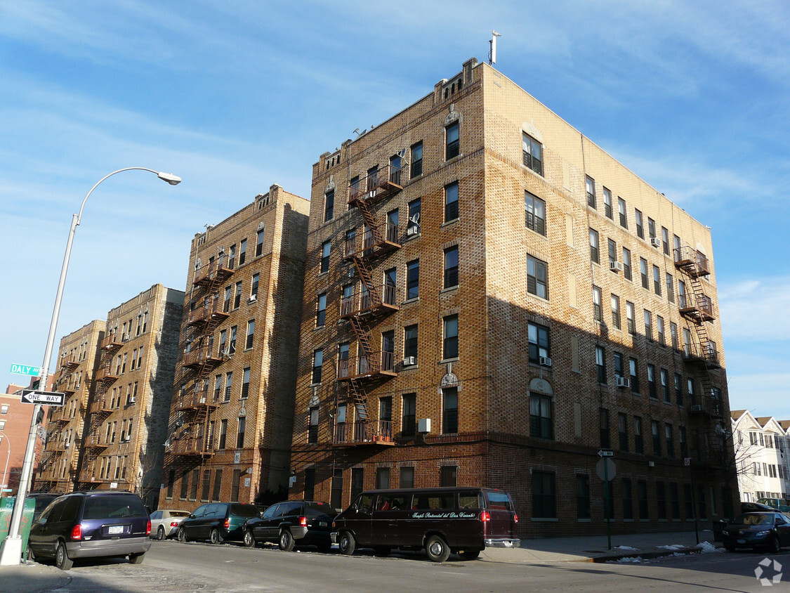 Building Photo - 913-915 E 179th St