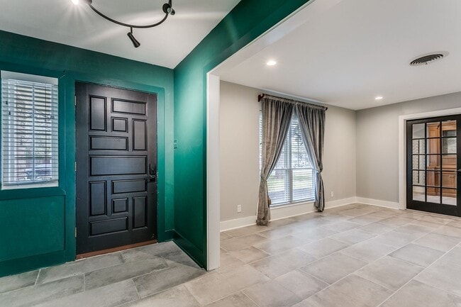 Building Photo - GORGEOUS, RENOVATED 4-BEDROOM HOME IN CASTLE HILLS