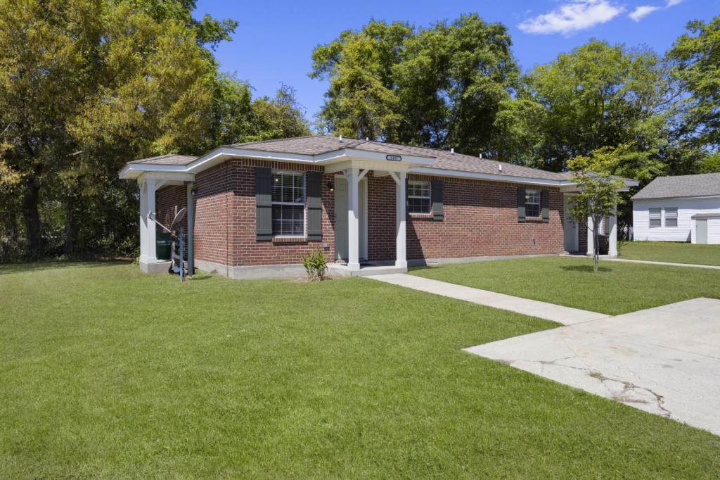 Primary Photo - 233 Palmetto Ln