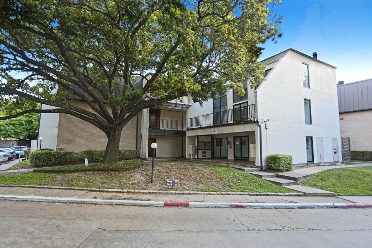 Riverstone Condos - 3015 Walnut Bend Ln
