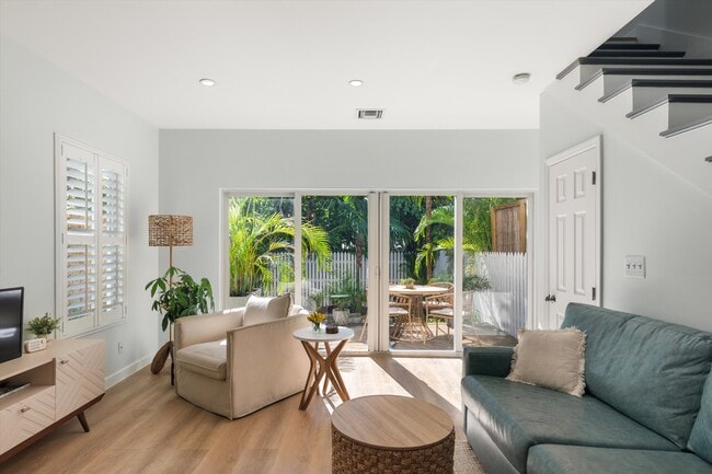 Foto del edificio - 634 Louisa St