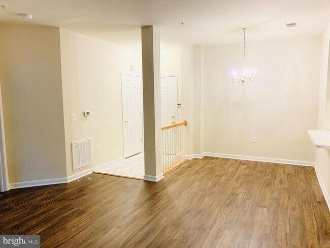 Foto del edificio - 100 Watkins Pond Blvd