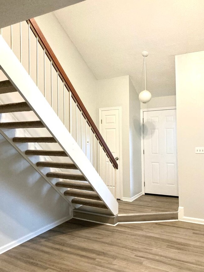 Building Photo - Charming Townhouse in Virginia Beach - All...