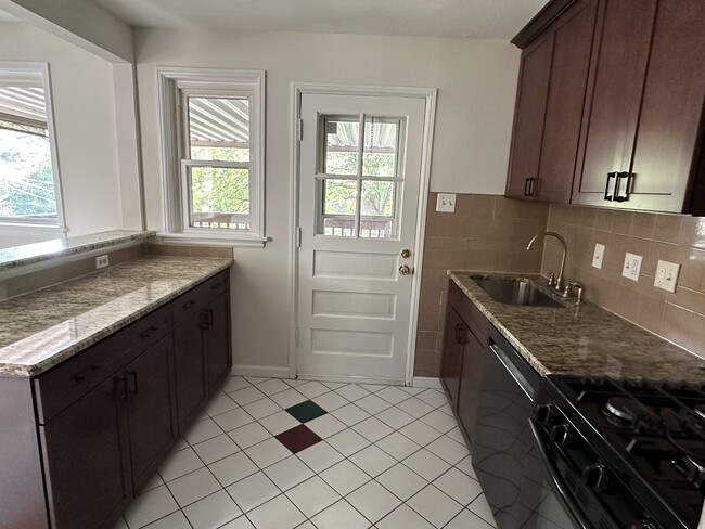 Building Photo - 1113 Twinbrook Dr