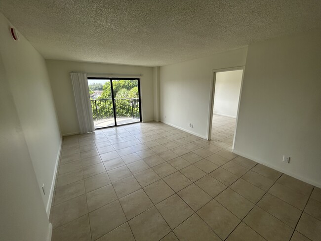 Building Photo - Elizabeth Gardens at Lauderhill