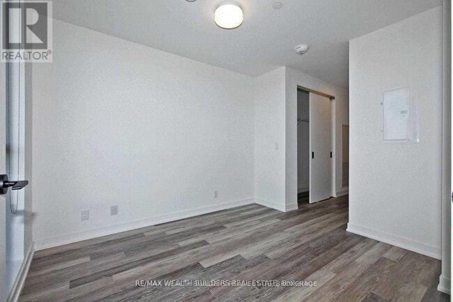 Building Photo - 2118 Bloor St W