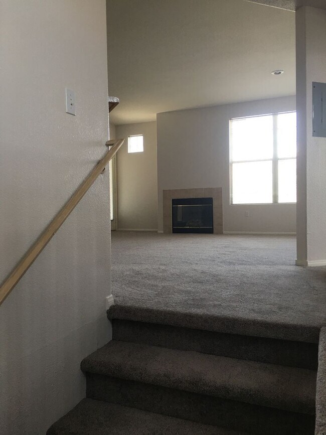 Building Photo - 2 bedroom 2 bath with 1 car garage and fir...