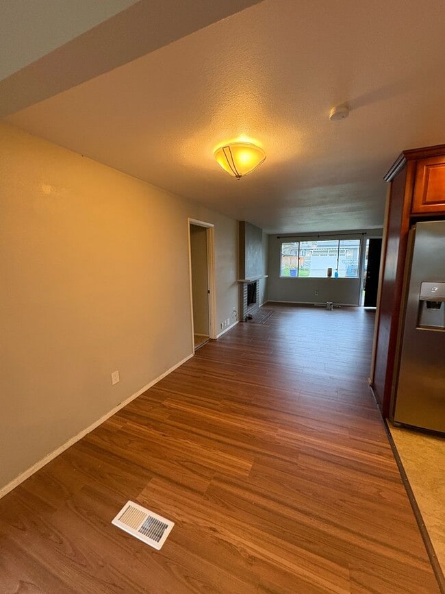 Foto del edificio - 4 Bedroom 1.5 Bathroom House In Bellevue Lake Hills