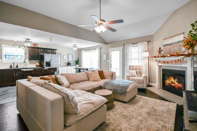 Building Photo - Pet Friendly Three Bedroom with Bonus!