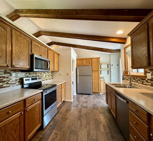 Building Photo - Welcome to your new home in the heart of T...