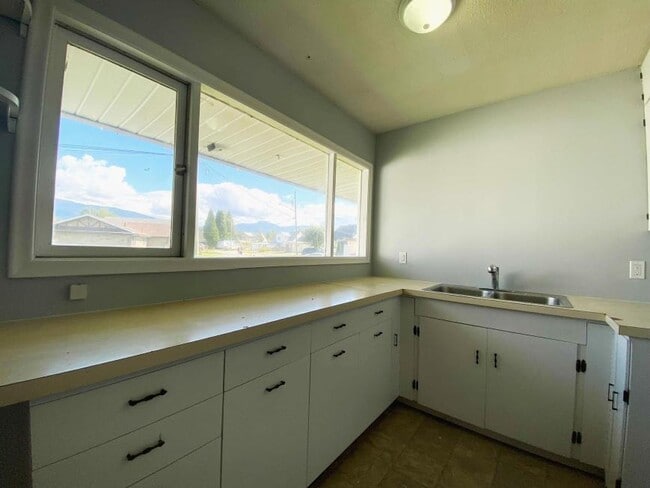 Building Photo - 4 bedroom in Kitimat BC V8C 1Y7