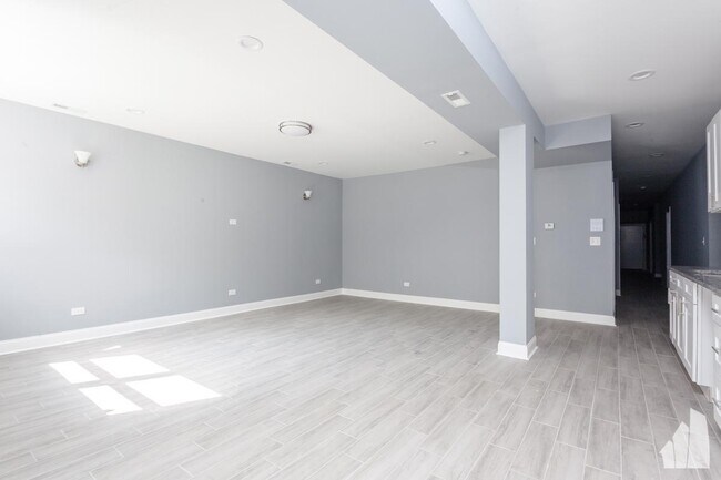 Foto del edificio - 3 bedroom in Chicago IL 60615