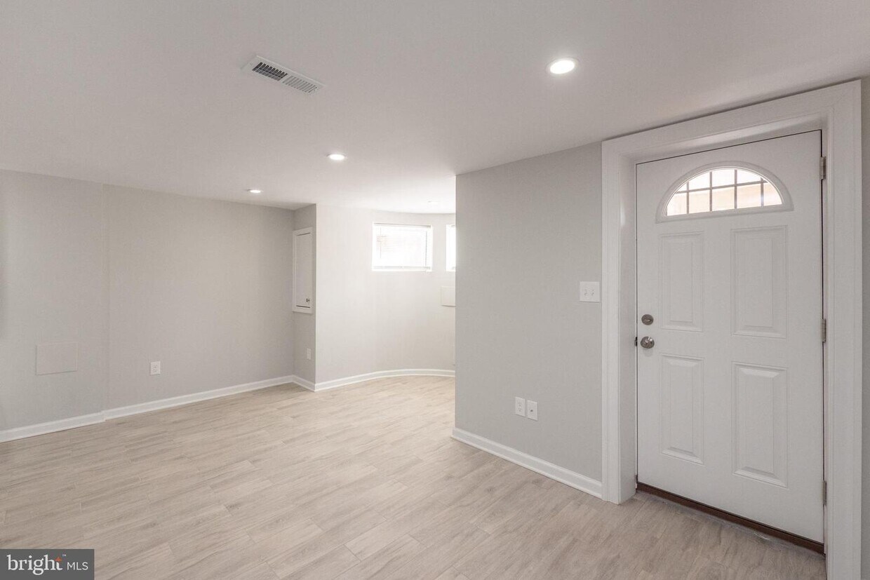 Foto principal - 73 Rhode Island Ave NW