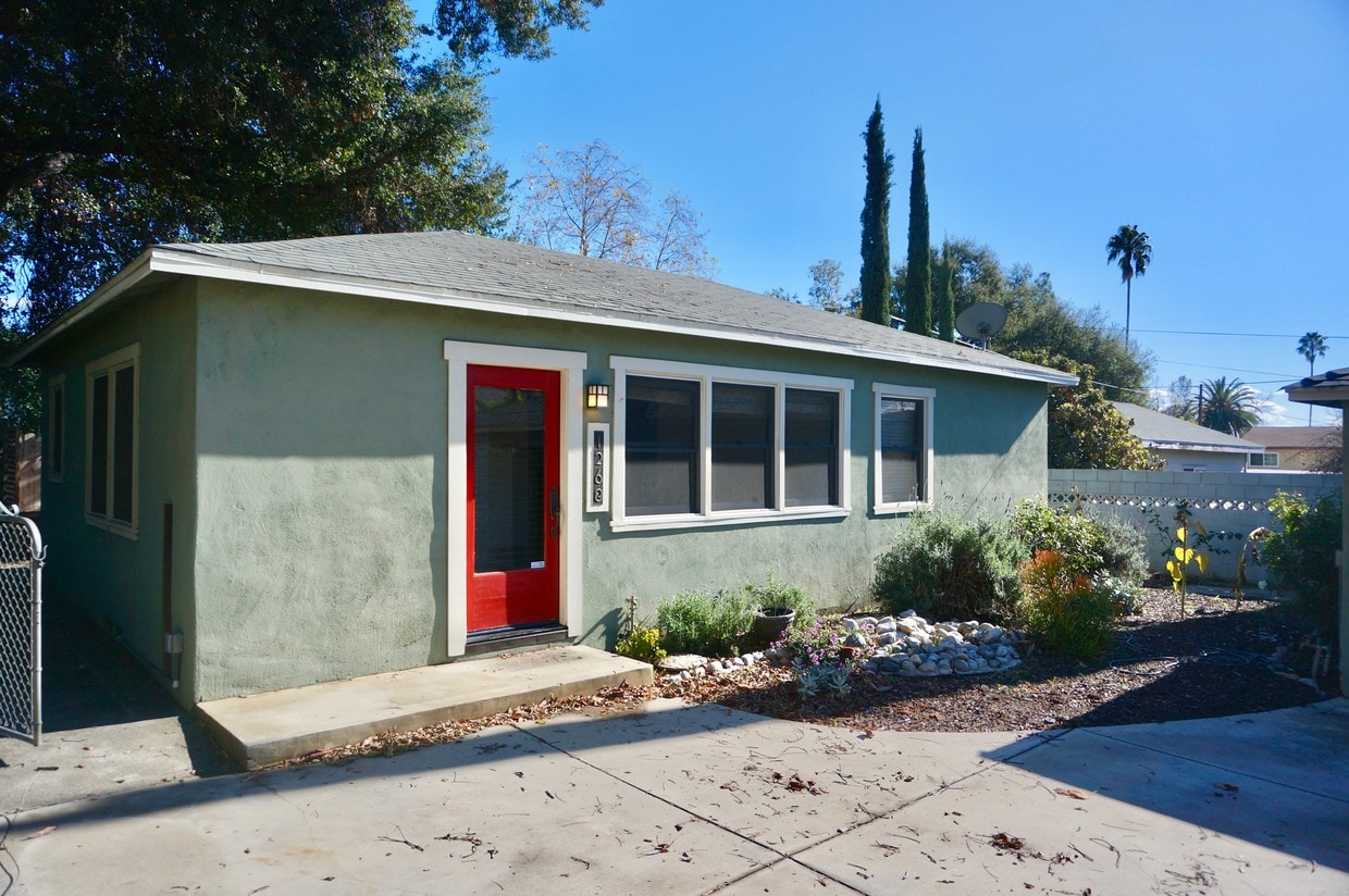 Primary Photo - 1266 N Mentor Ave