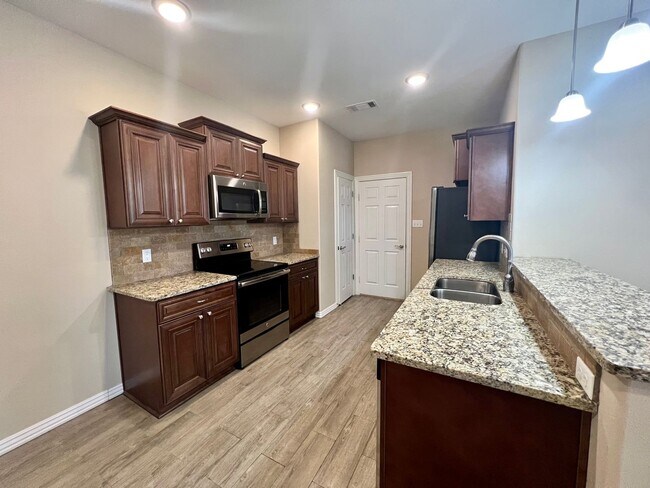 Foto del edificio - Beautiful 3 Bed/2 Bath Single Story Duplex...