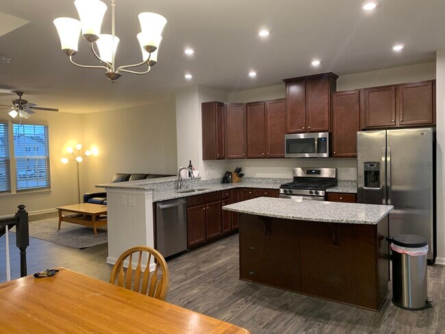 Foto del edificio - 392 Amber Acorn Ave
