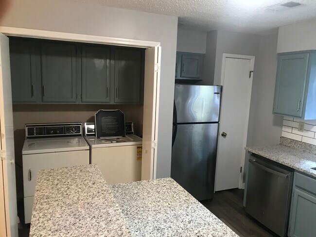 Foto del edificio - 1804 Pine Tree Dr