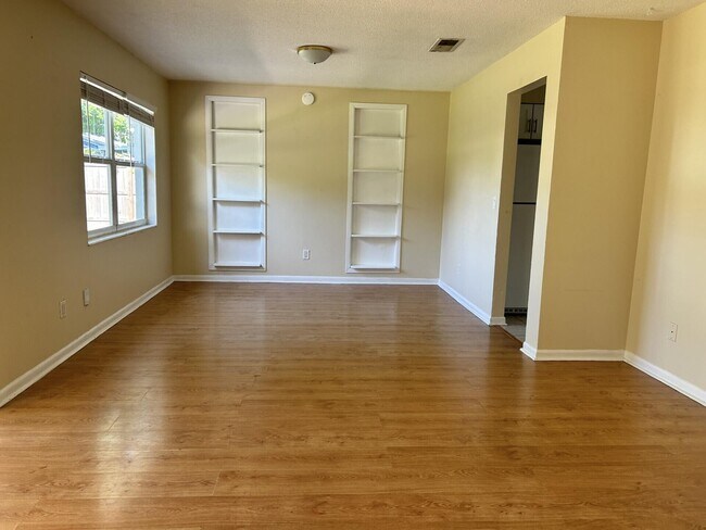 Building Photo - 925 Penny Dr
