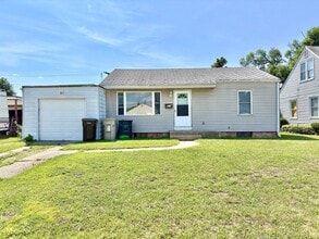 Building Photo - 811 Fairway St