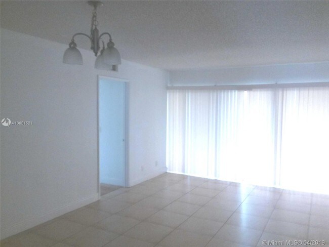 Building Photo - 1515 Lake Crystal Dr