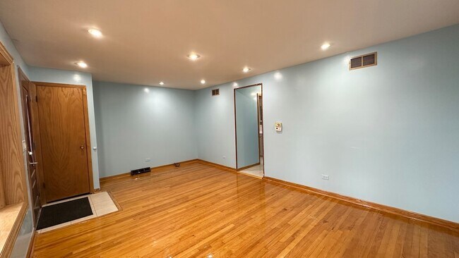 Foto del edificio - 4819 W Winnemac Ave