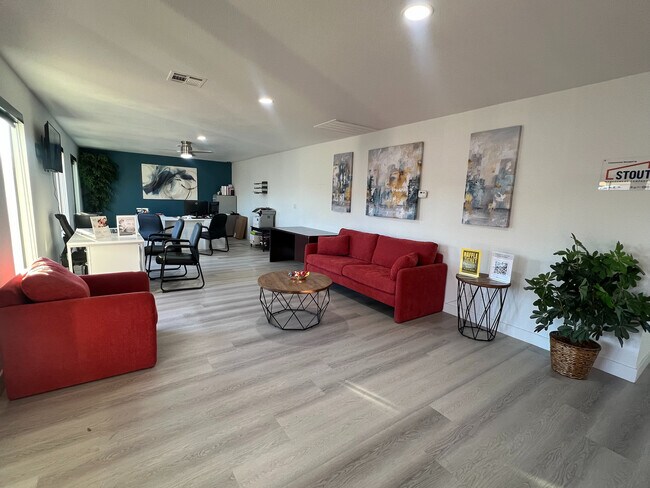 Experimente la combinación perfecta de comodidad y funcionalidad en esta área de estar y oficina bellamente diseñada. - Madison Green Valley