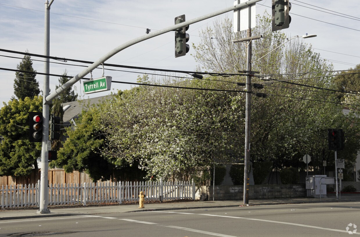Foto del edificio - 918 W Tennyson Rd