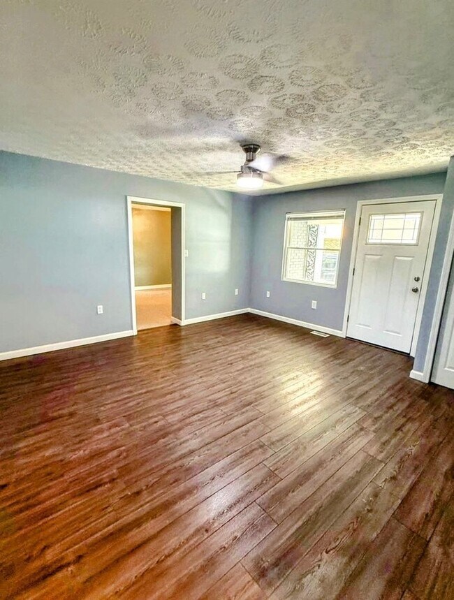 Building Photo - Spacious 6BR House in New Lebanon