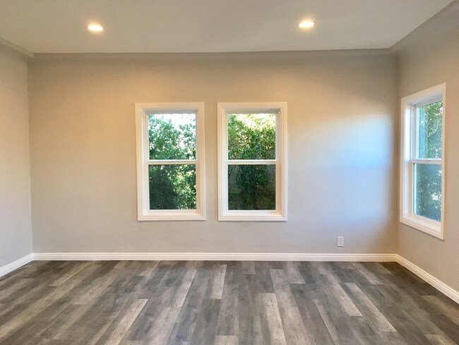 Building Photo - Brand New Remodeled  Luxurious Apartment
