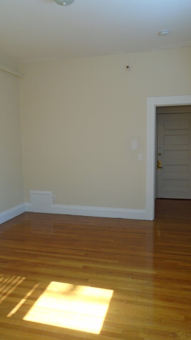 Building Photo - 1475 Beacon St