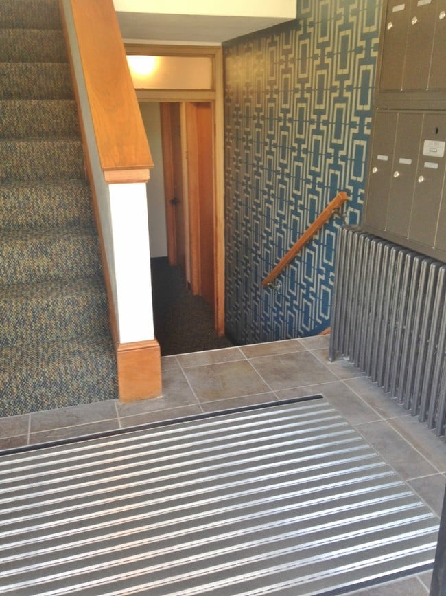 Building Photo - LarSnel Apartments
