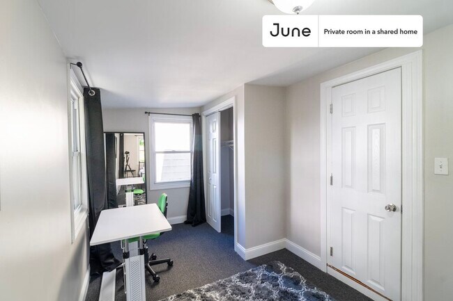Foto del edificio - Room in Shared 5 bed/1.5 bath home