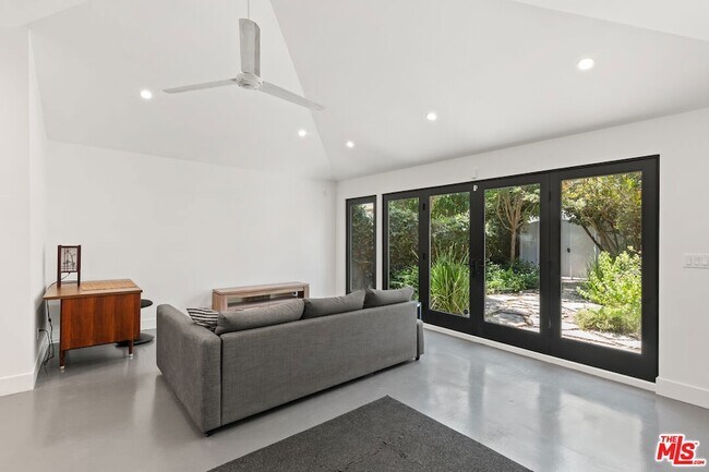 Foto del edificio - 8022 Regis Way