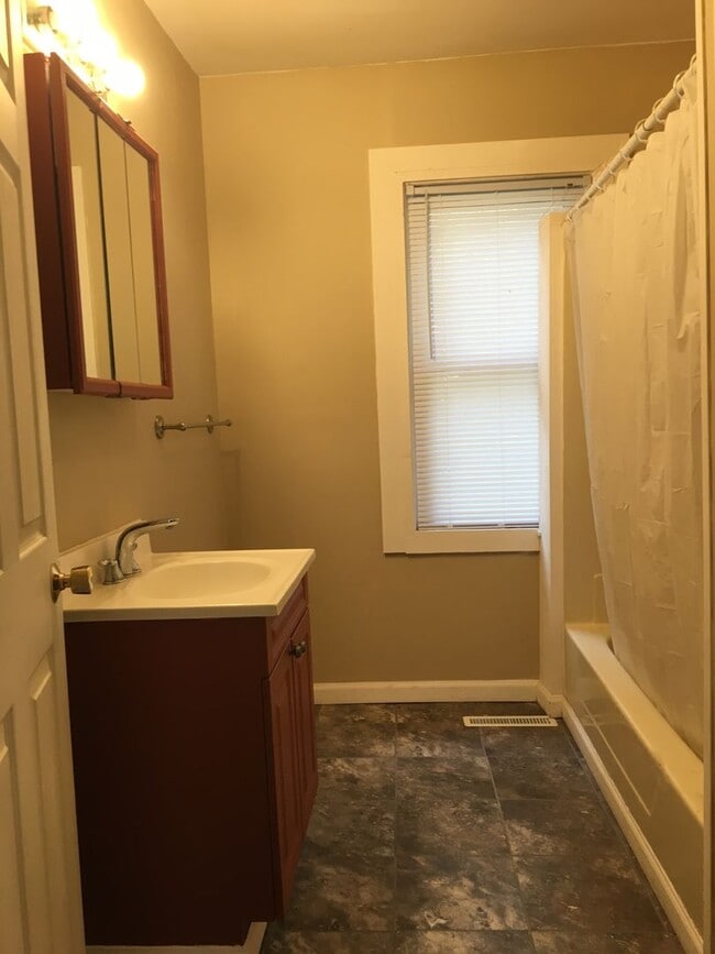 Building Photo - Beautiful 3 bedroom 1 bath home in St. Paul