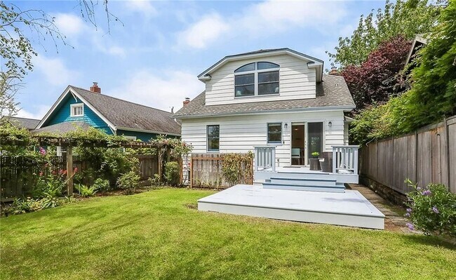 Building Photo - Quintessential Greenlake 4 Bed 3 Bath Home