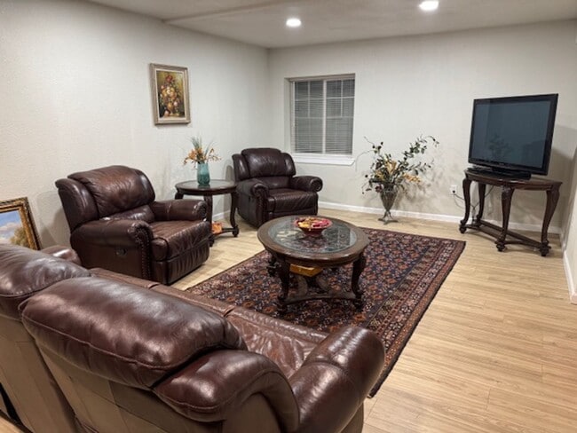 Foto del edificio - 2 Bed 2 Bath Basement Apartment