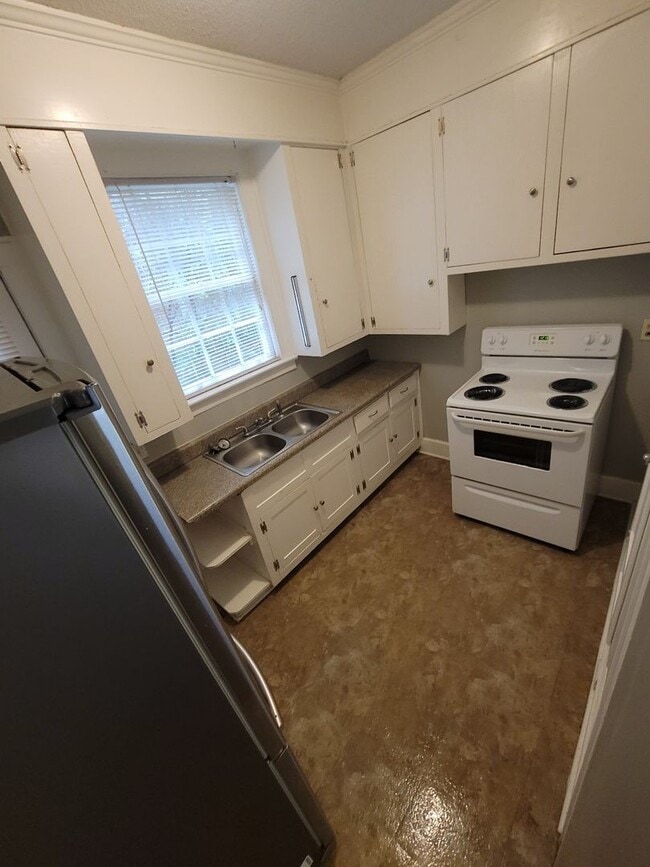 Building Photo - 202 South Harden Street